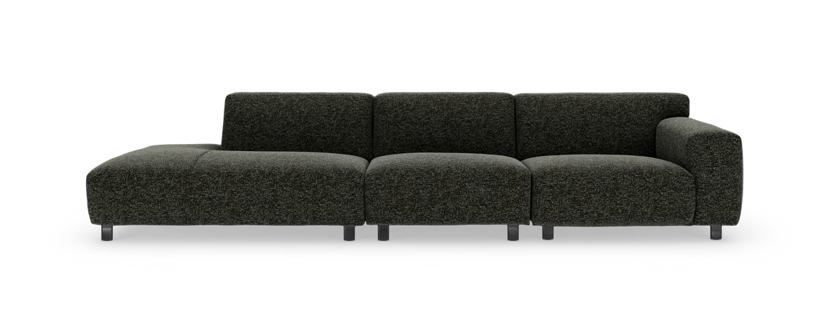 Modulsofa med venstrevendt chaiselong og højre armlæn i mørkegrøn meleret tekstil, frilagt på hvid baggrund.