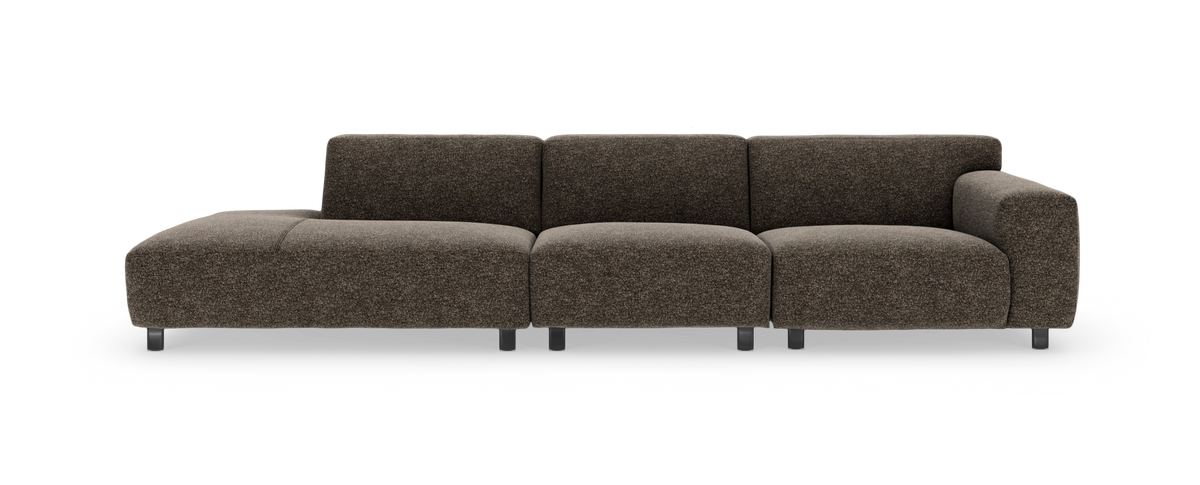 Modulsofa i mørkebrun tekstil med chaiselong til venstre og armlæn til højre, fritstående på hvid baggrund.