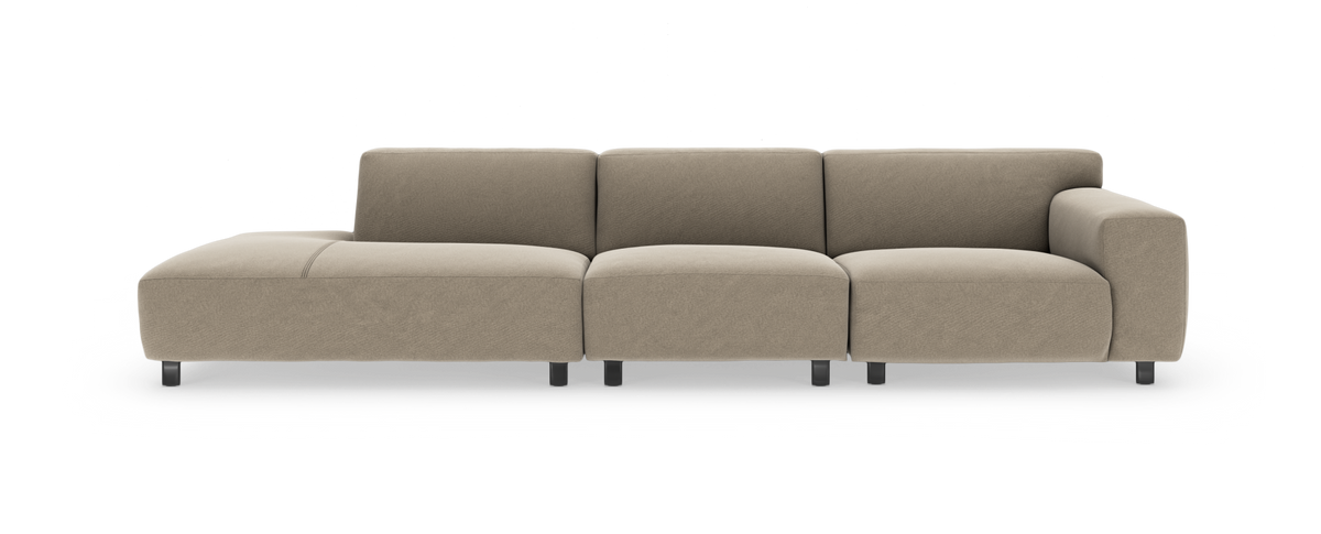 Beige modulsofa med venstre chaiselong og højre armlæn, tre sæder, frilagt på hvid baggrund.