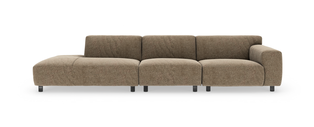 Modulsofa i brun tekstil med venstre chaiselong og højre armlæn, fire sæder på metalben, frilagt forfra.