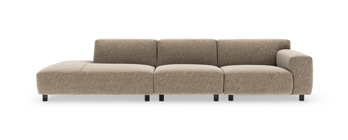 Beige modulsofa med chaiselong til venstre og armlæn til højre, fritlagt produktfoto.