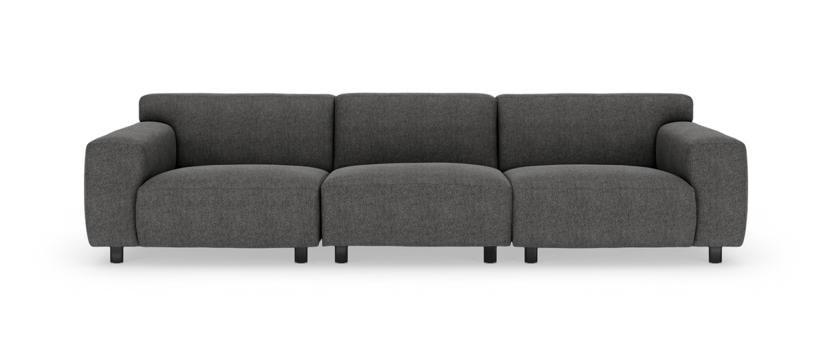 Mørkegrå tresædet sofa med afrundede former og brede armlæn, frilagt på hvid baggrund.