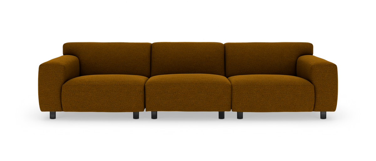 Tresæders sofa i okkergul/brun tekstil med afrundede former på hvid baggrund.