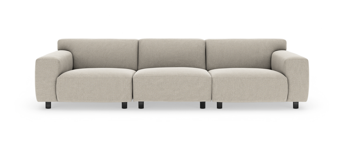 Beige, tresædet modulsofa med afrundede armlæn og sorte ben, frilagt på hvid baggrund.