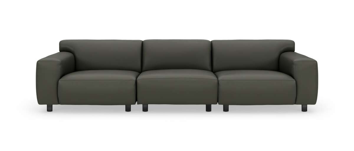 Moderne mørkegrøn 3-personers sofa i studie, frontview med brede armlæn.