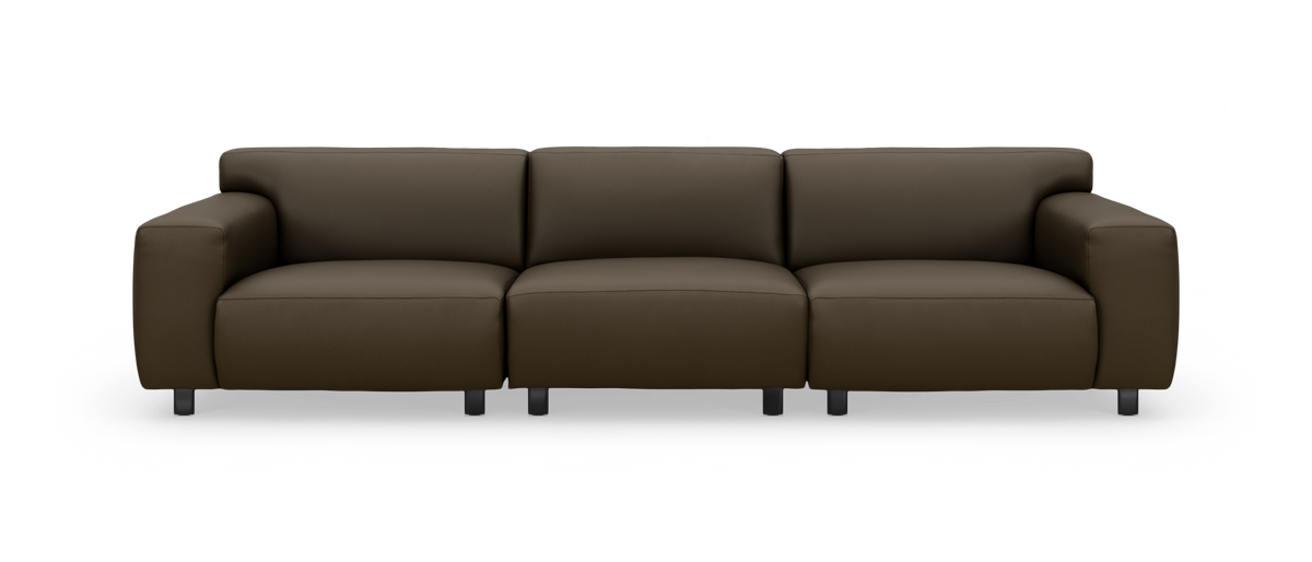 Brun tresæders sofa med brede armlæn, set lige forfra, isoleret på hvid baggrund.