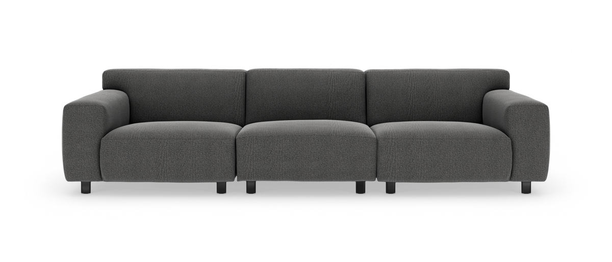 Mørkegrå 3-personers sofa med brede, afrundede armlæn på hvid baggrund.