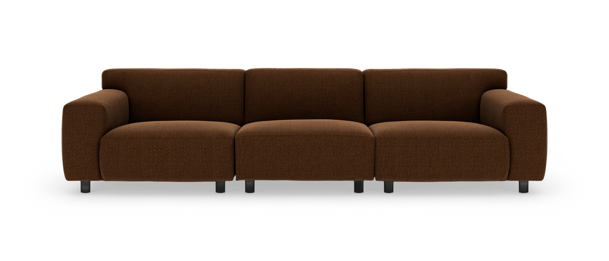 Brun tresæders sofa med afrundede armlæn, frilagt på hvid baggrund.