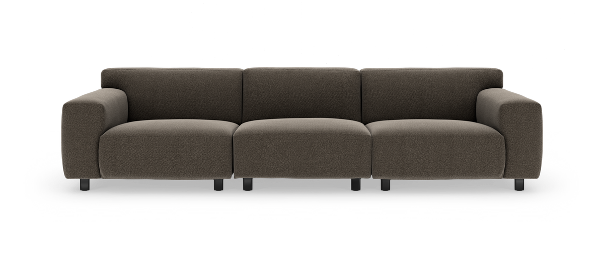 Mørkebrun 3-personers sofa med brede armlæn og sorte ben, vist direkte forfra.