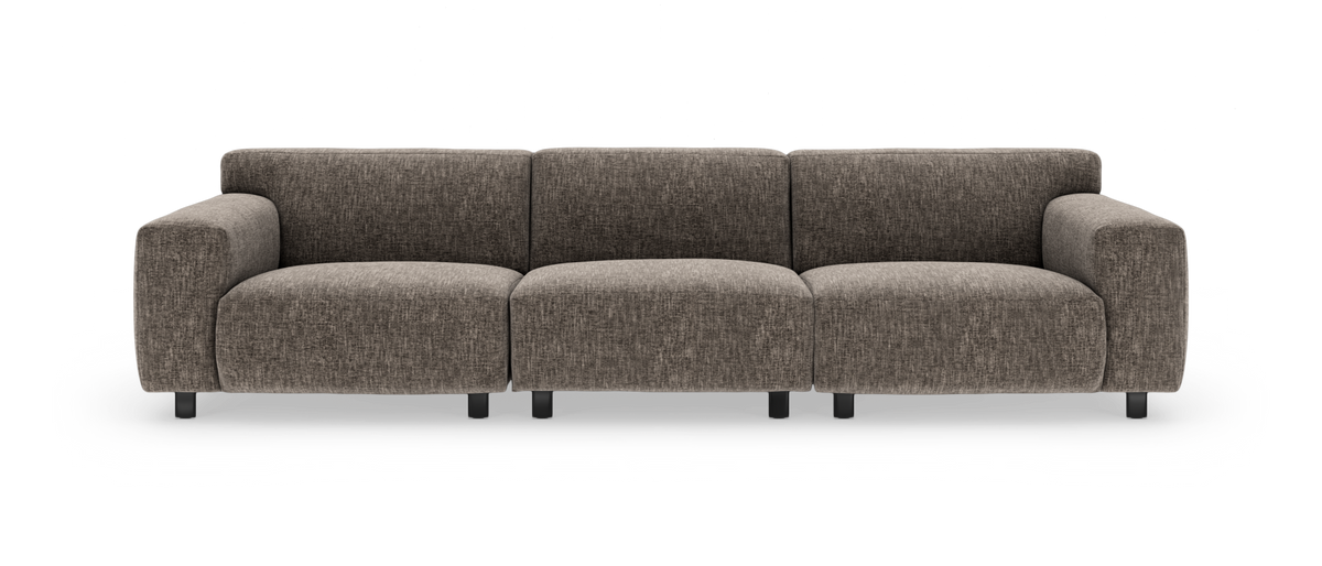 Brungrå firesædet modulsofa med afrundede armlæn, frilagt på hvid baggrund.