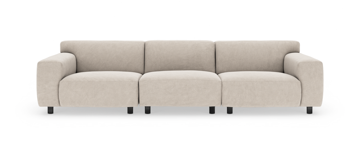 Beige tredelt modulsofa med brede armlæn og korte sorte ben, frilagt på hvid baggrund.