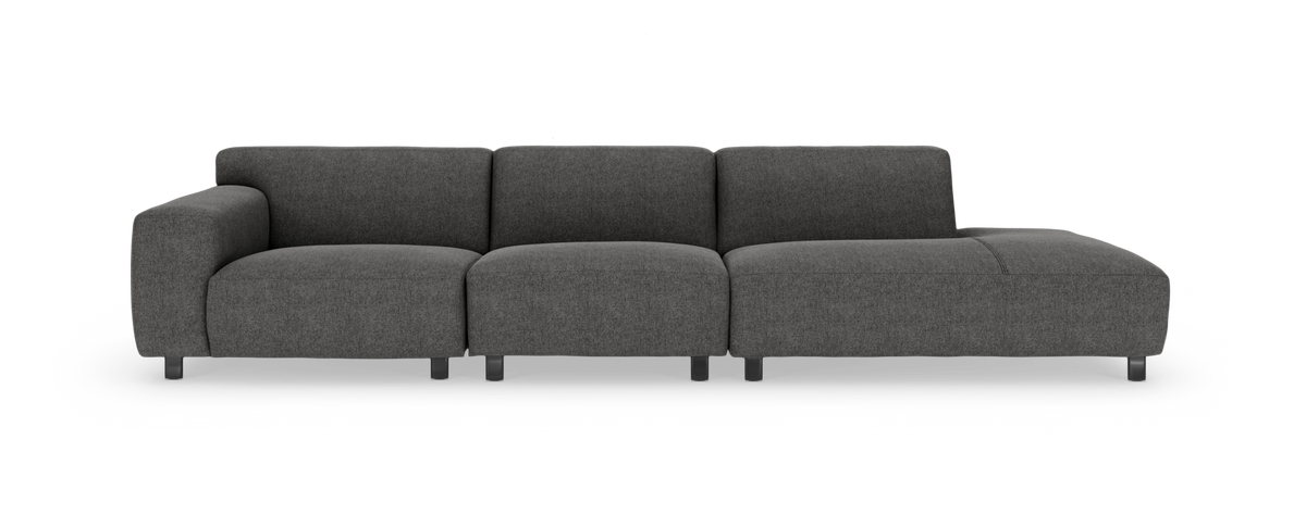 Mørkegrå modulsofa med chaiselong, set forfra på hvid baggrund.
