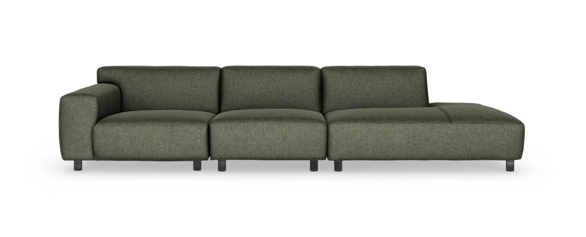Modulsofa i mørkegrønt stof med chaiselong til højre, frilagt på hvid baggrund.