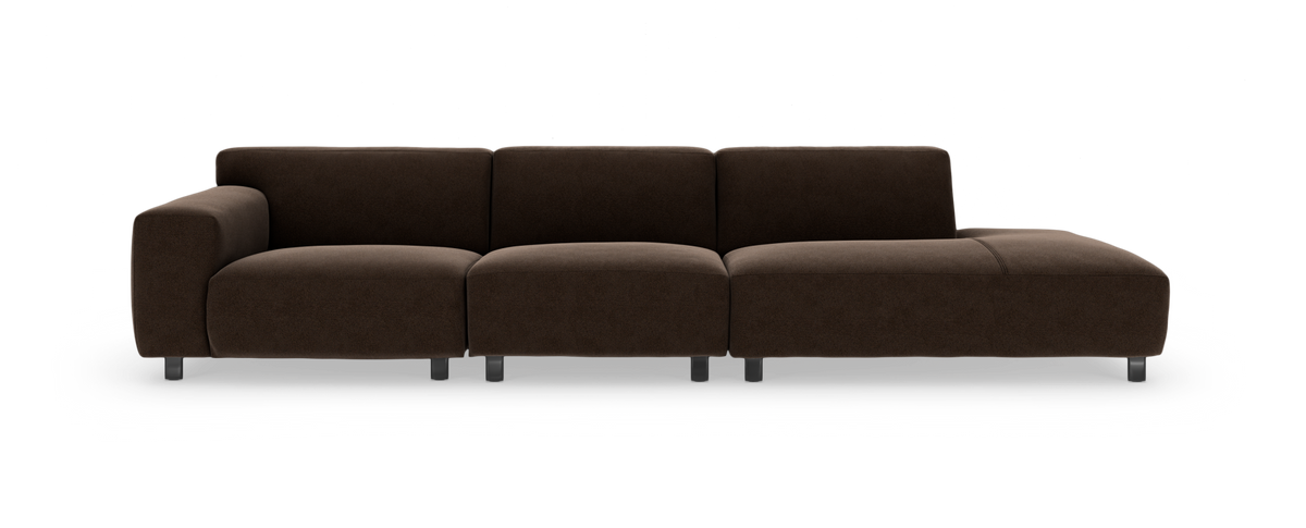 Mørkebrun modulsofa med chaiselong på højre side, isoleret mod hvid baggrund i lige frontvisning.