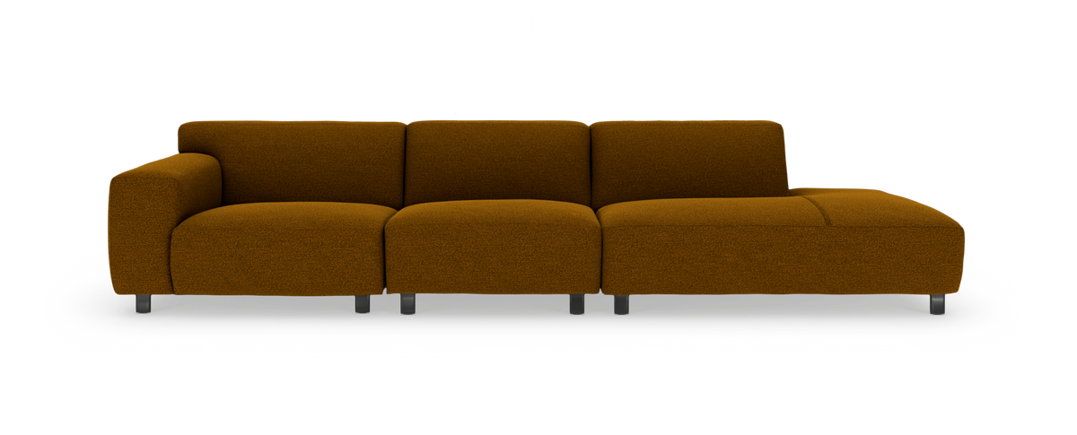 Modulsofa i sennepsbrunt stof med chaiselong og metalben, fritlagt på hvid baggrund.