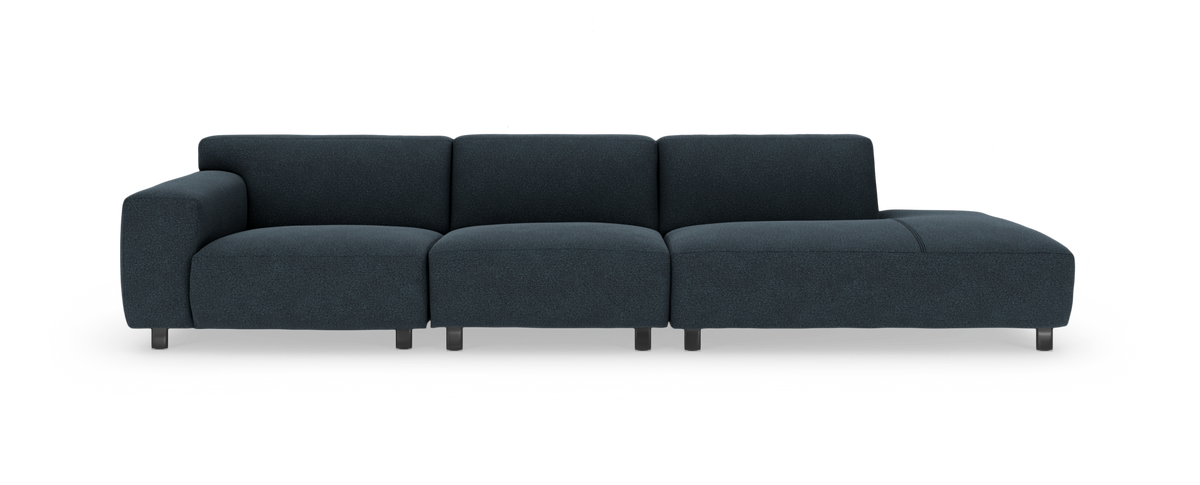 Mørkeblå modulsofa med venstre armlæn og højre chaiselong, fire siddepladser og metalben, frilagt på hvid baggrund.