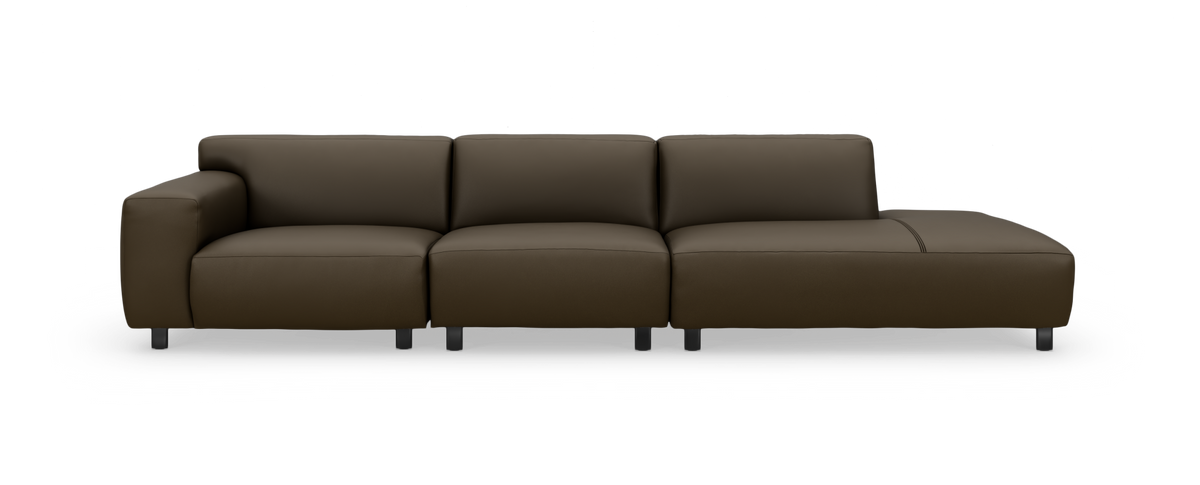 Brun modulsofa med venstre armlæn og højre chaiselong, lav ryg og metalben, frilagt på hvid baggrund.