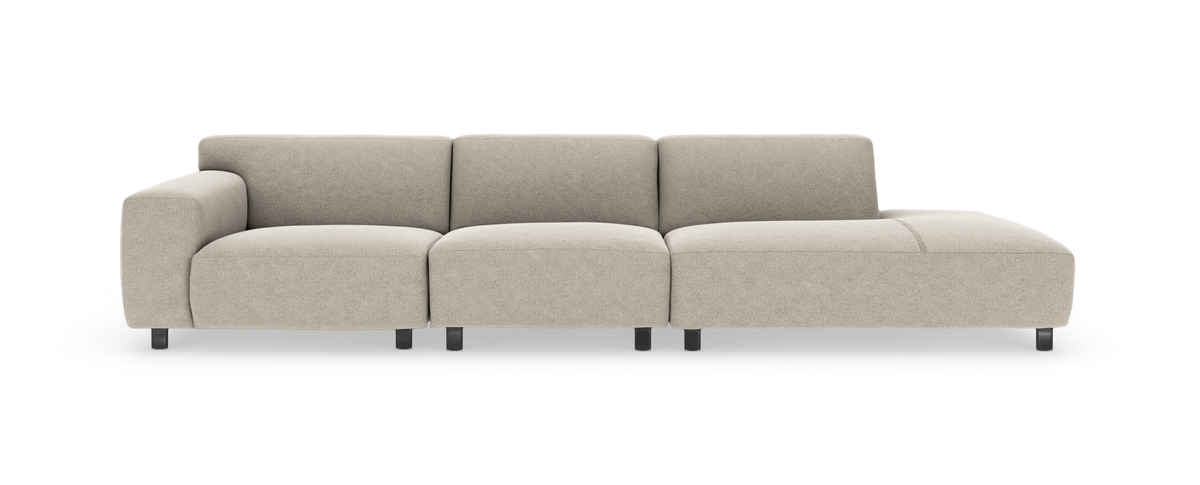 Beige modulsofa med venstre armlæn og højre chaiselong, frontvisning på hvid baggrund.