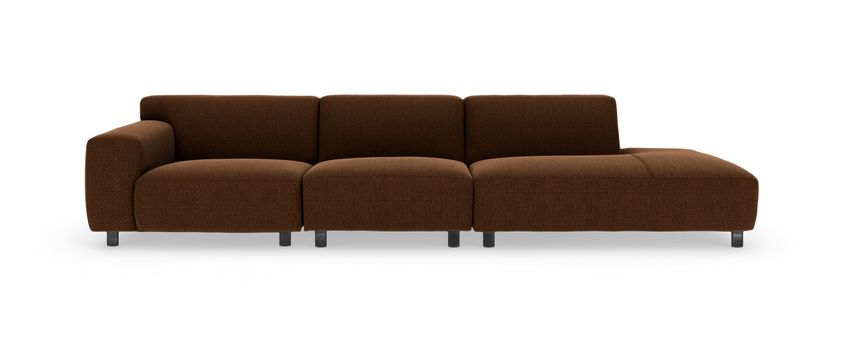 Modulsofa i brun tekstil med venstre armlæn og chaiselong, fritlagt på hvid baggrund.