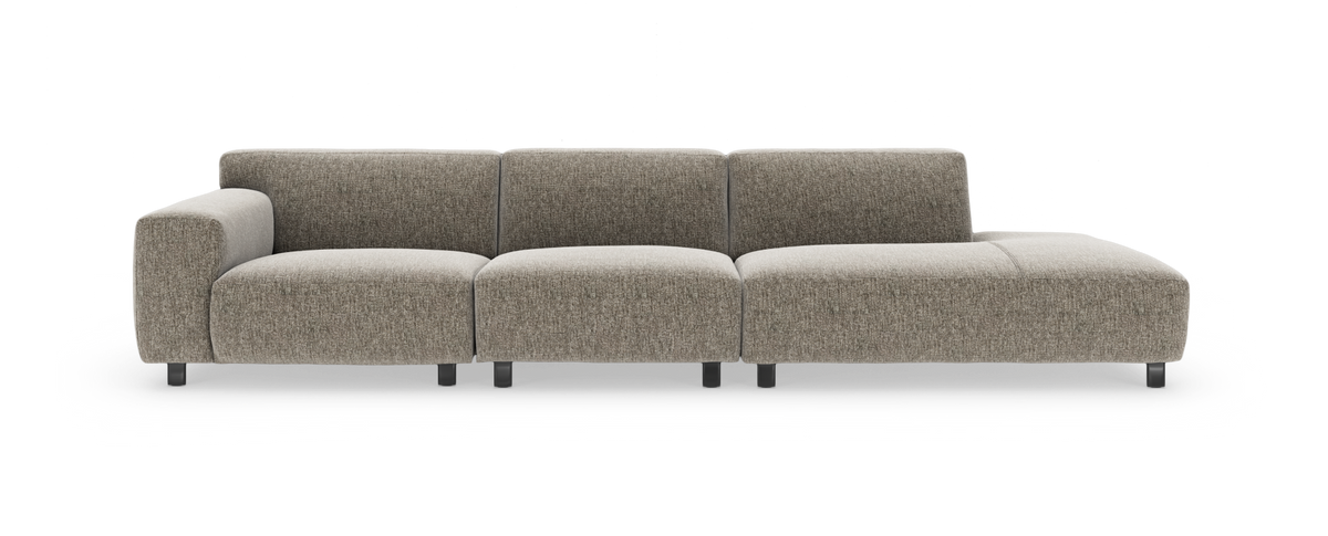 Modulsofa i grå‑beige stof med venstre armlæn og forlænget chaiselong til højre, lave metalben, set forfra.