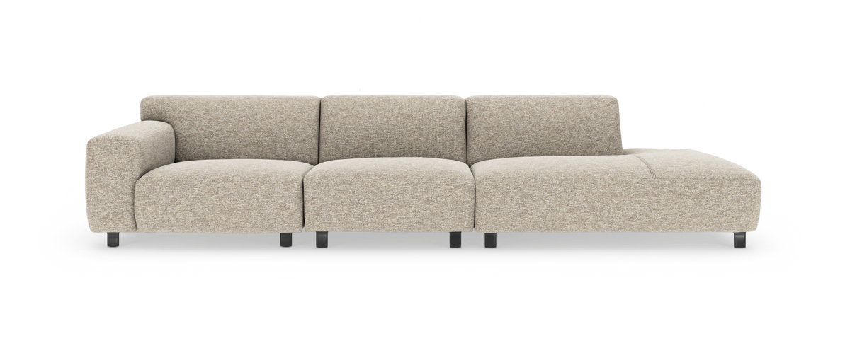 Beige modulsofa med venstre armlæn og højre chaiselong i stof, fritstående på hvid baggrund.