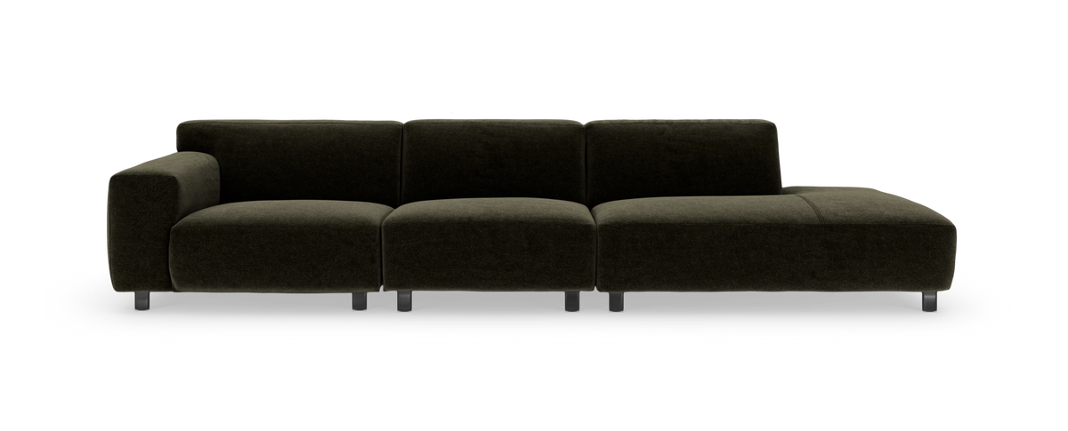 Modulsofa i mørke olivengrøn stof med chaiselong til højre, frontview på hvid baggrund.