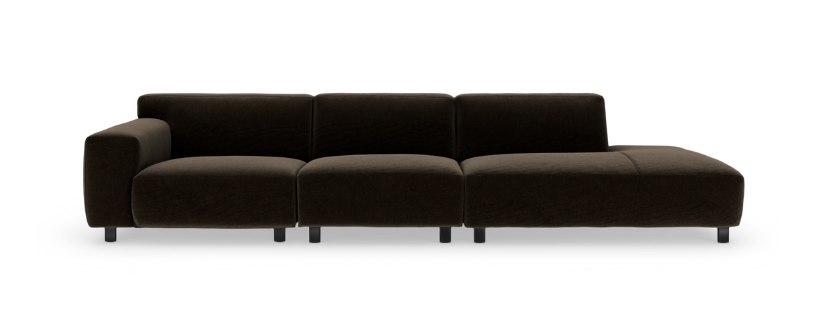 Mørkebrun modulsofa med chaiselong til højre, frilagt på hvid baggrund, lav sædehøjde og blokformede puder på metalben.
