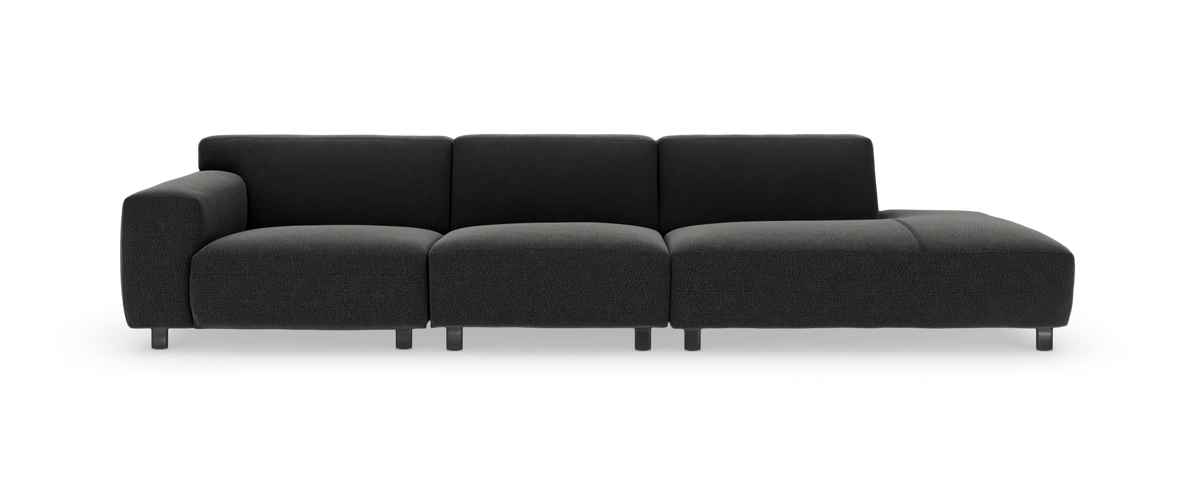 Mørkegrå modulsofa med chaiselong til højre, frilagt på hvid baggrund.