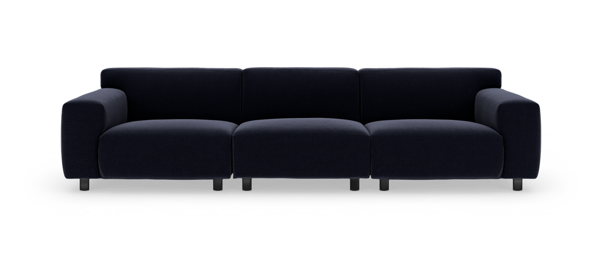 Mørkeblå firesæders sofa med afrundede former og lave metalben, set lige forfra på hvid baggrund.