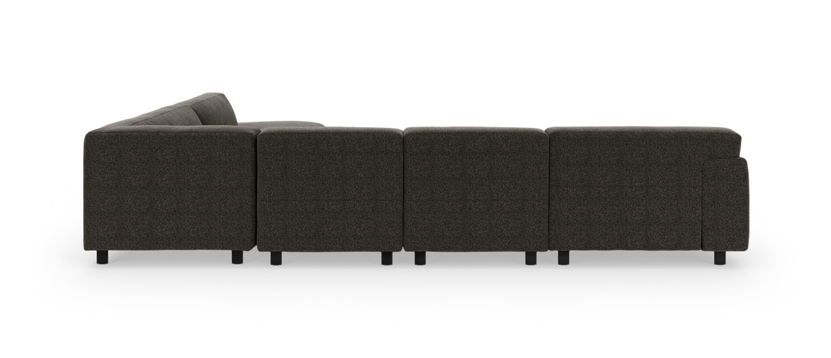 Mørkegrå modulsofa set bagfra i studiemiljø.