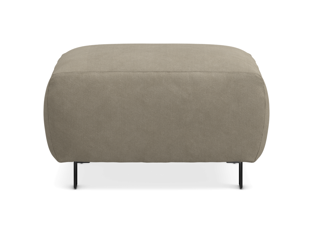 Beige puf/ottoman med afrundede kanter og slanke sorte ben, set forfra mod hvid baggrund.