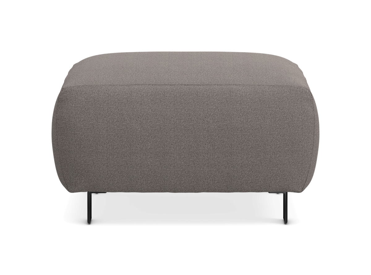 Grå puf/ottoman med afrundede kanter og sorte metalben, frilagt på hvid baggrund og set forfra.