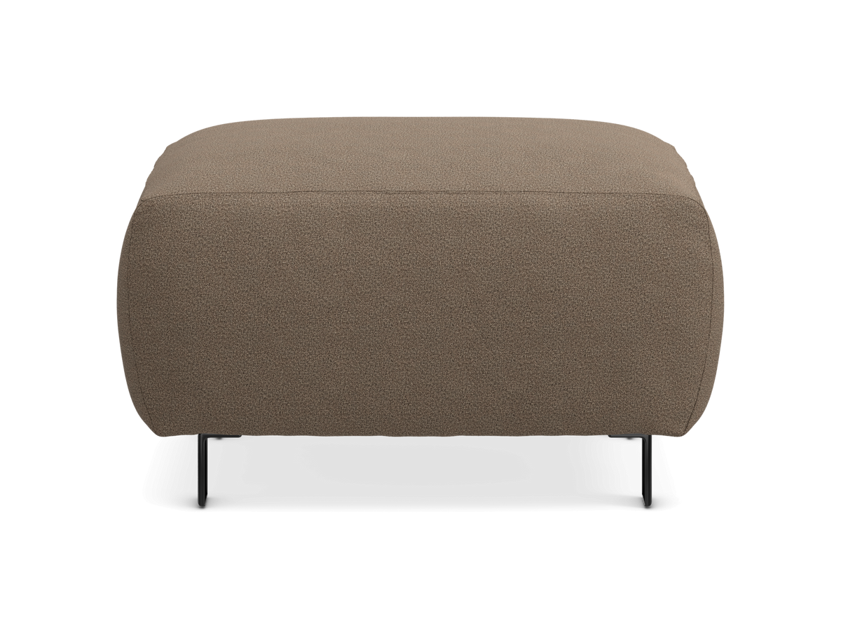 Beige puf/ottoman med afrundede hjørner og slanke sorte ben, set forfra.