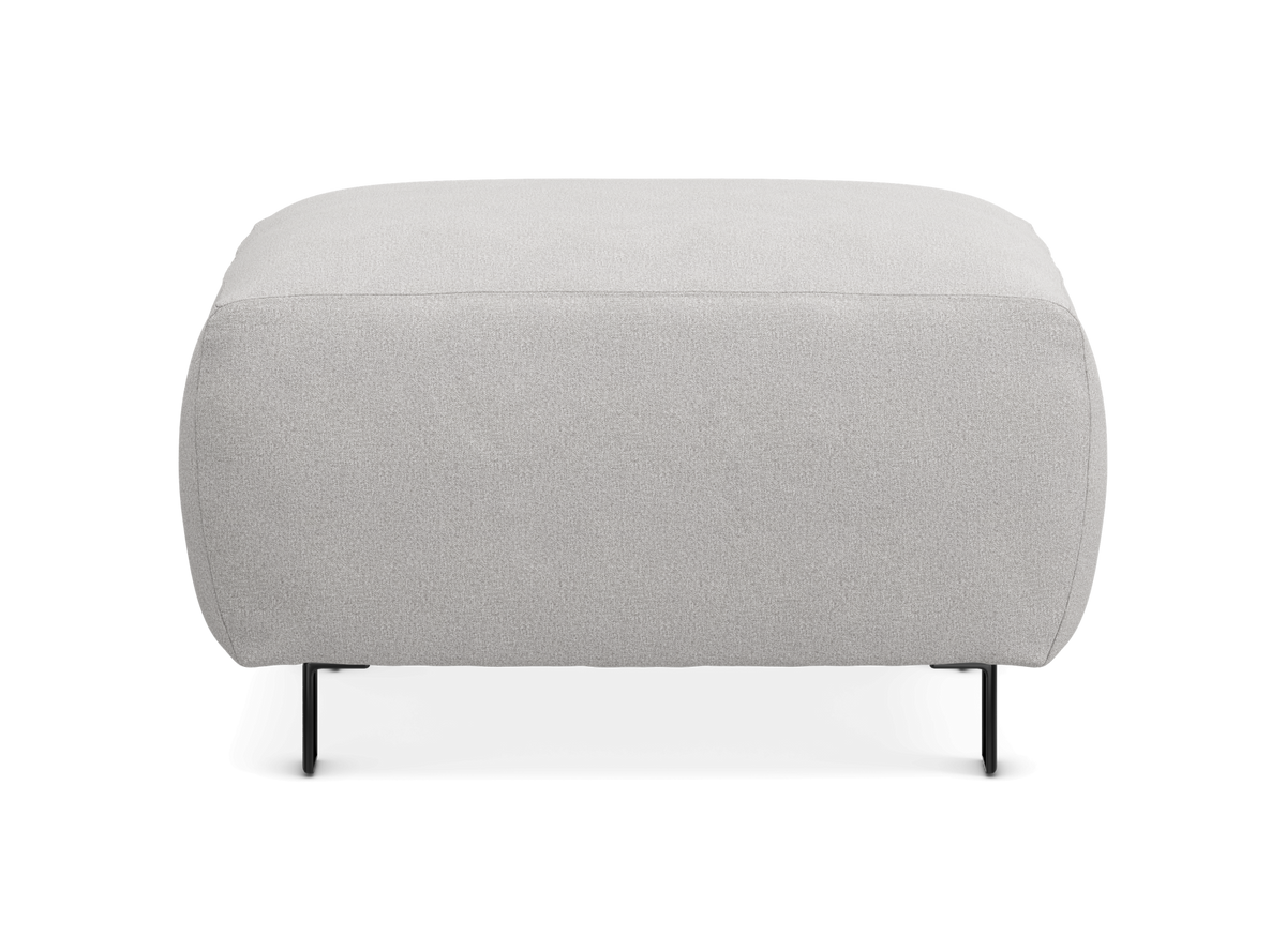 Lysegrå polstret puf/ottoman med sorte metalben set forfra på hvid baggrund.
