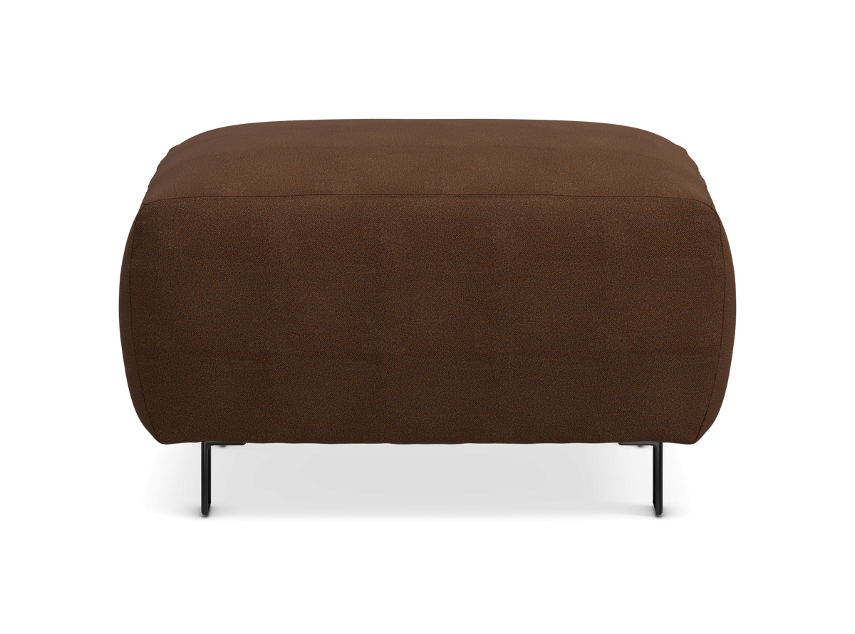 Brun rektangulær puf/ottoman på slanke sorte ben, frilagt set forfra.