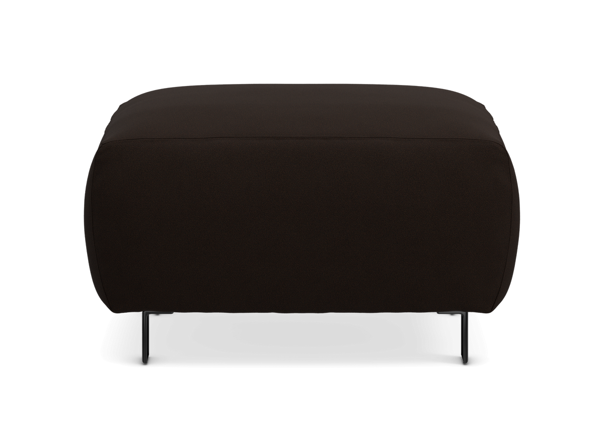 Mørkebrun rektangulær puf/ottoman med slanke sorte metalben set forfra.