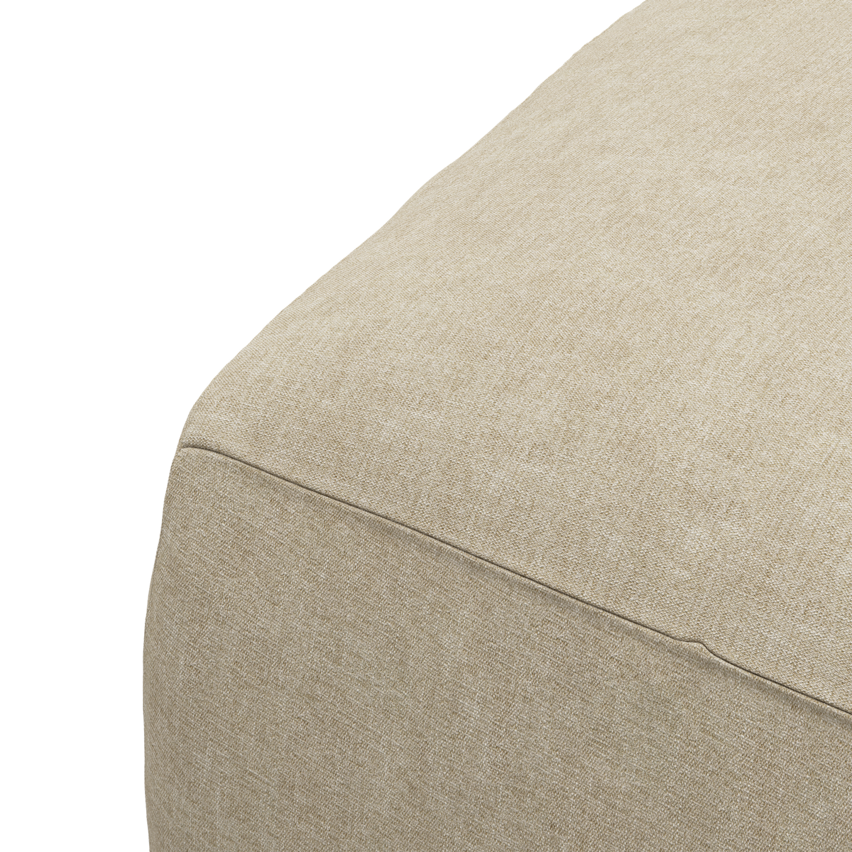 Nærbillede af et hjørne af et beige, stofbetrukket møbel.