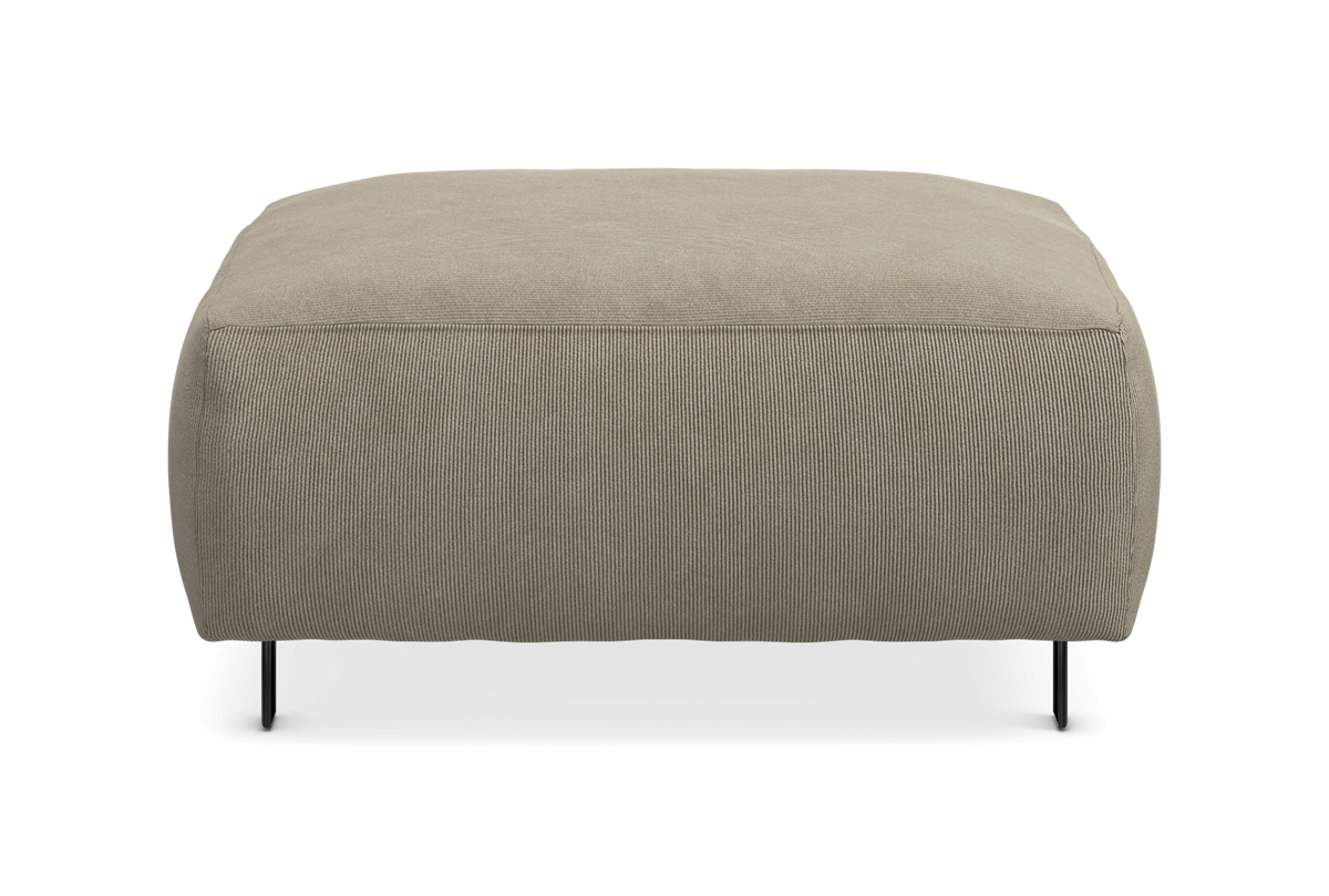 Beige puf/ottoman i cordfløjlslignende stof med sorte ben, frilagt set forfra.