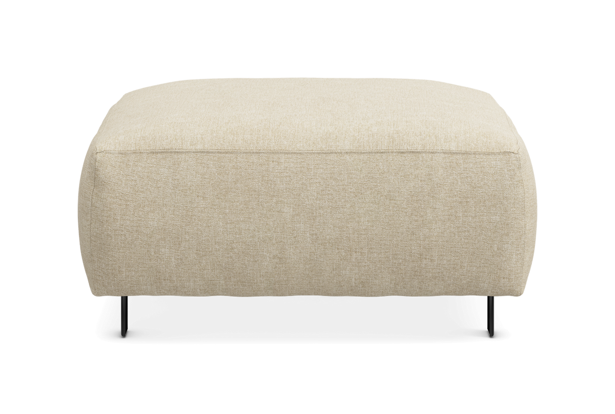 Beige rektangulær puf/ottoman i stof med slanke sorte ben, fotograferet lige forfra.