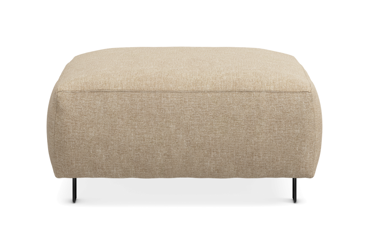 Beige stofbetrukket puf/ottoman med slanke sorte ben, set forfra.