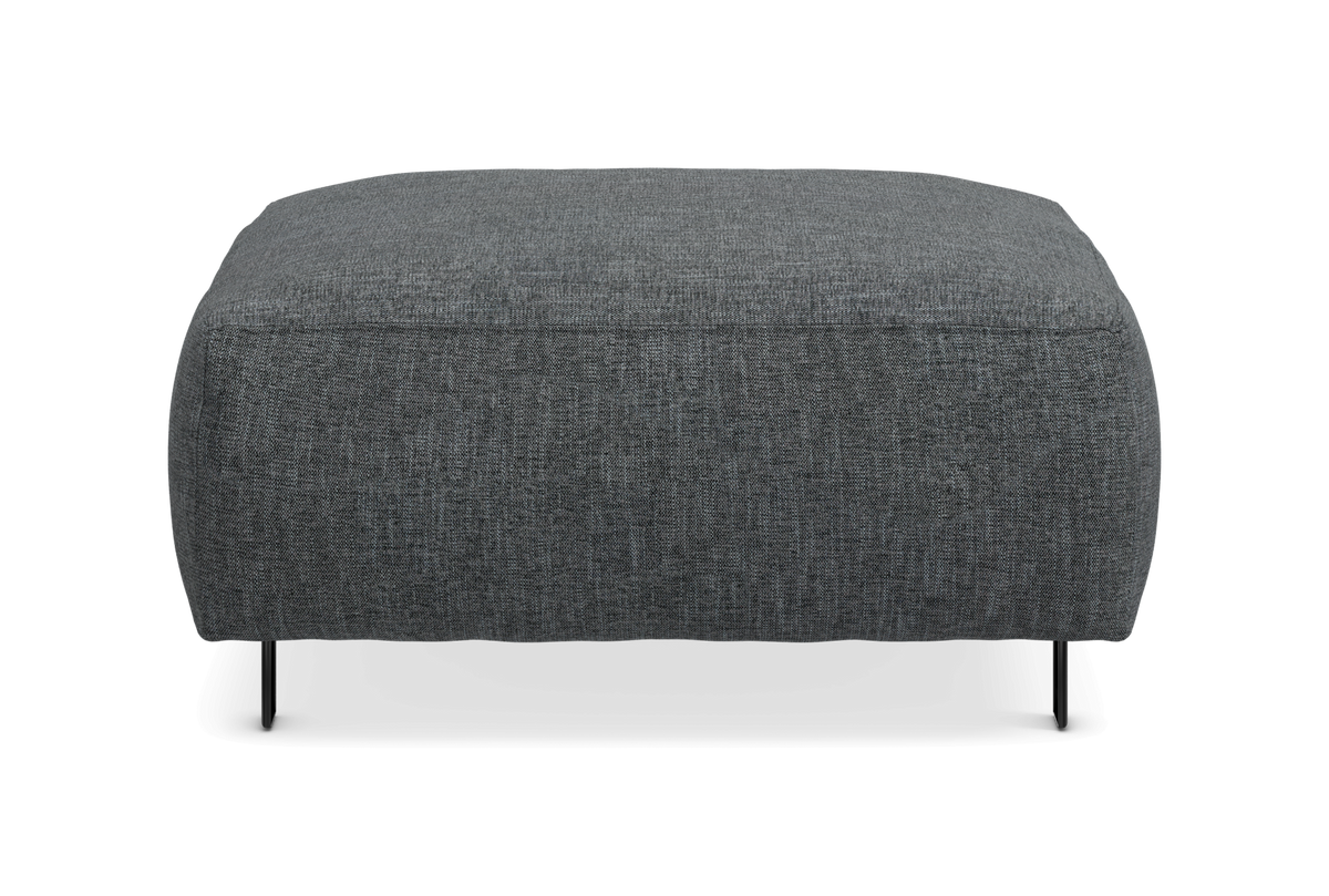 Mørkegrå stofpuf/ottoman med slanke sorte ben set forfra, frilagt mod hvid baggrund.