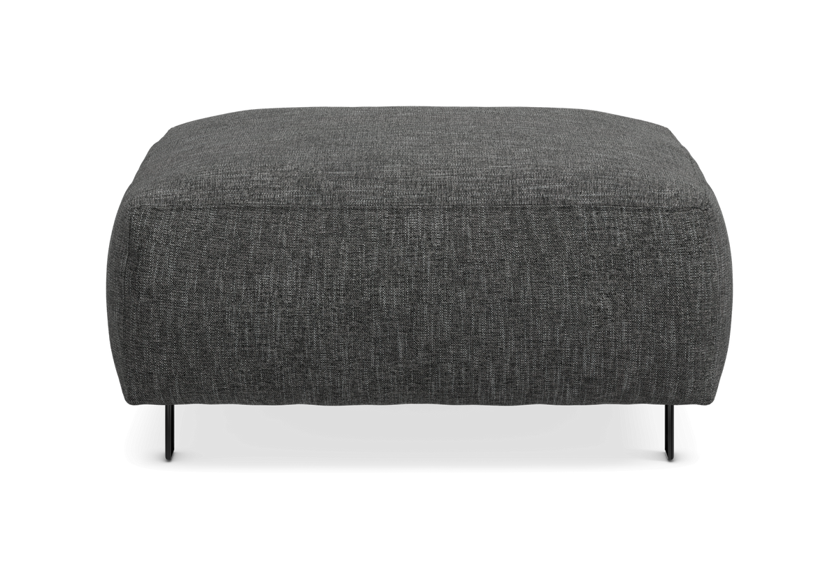 Mørkegrå rektangulær puf/ottoman i tekstil med slanke sorte ben, frilagt på hvid baggrund.