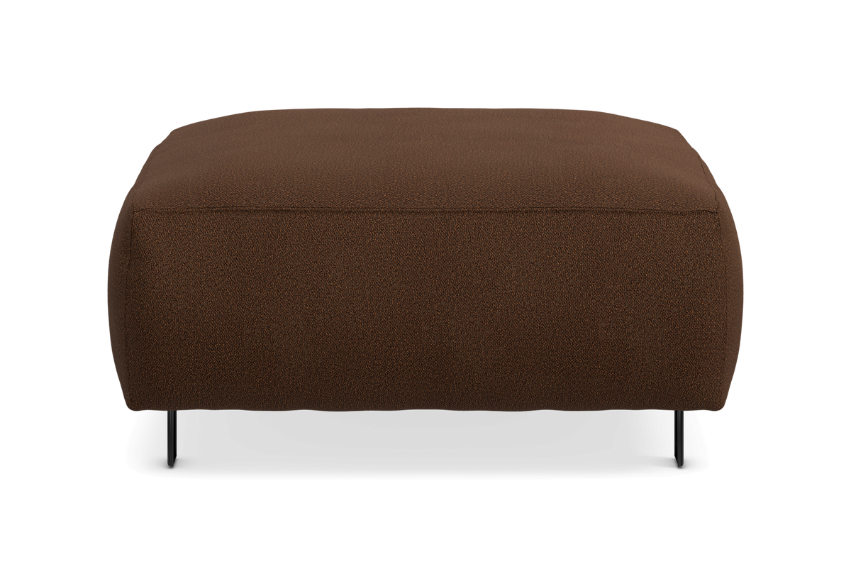 Brun stofpuf/ottoman set forfra på hvid baggrund.