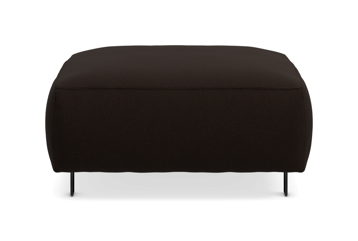 Mørkebrun kvadratisk ottoman/puf med slanke sorte ben, set forfra.