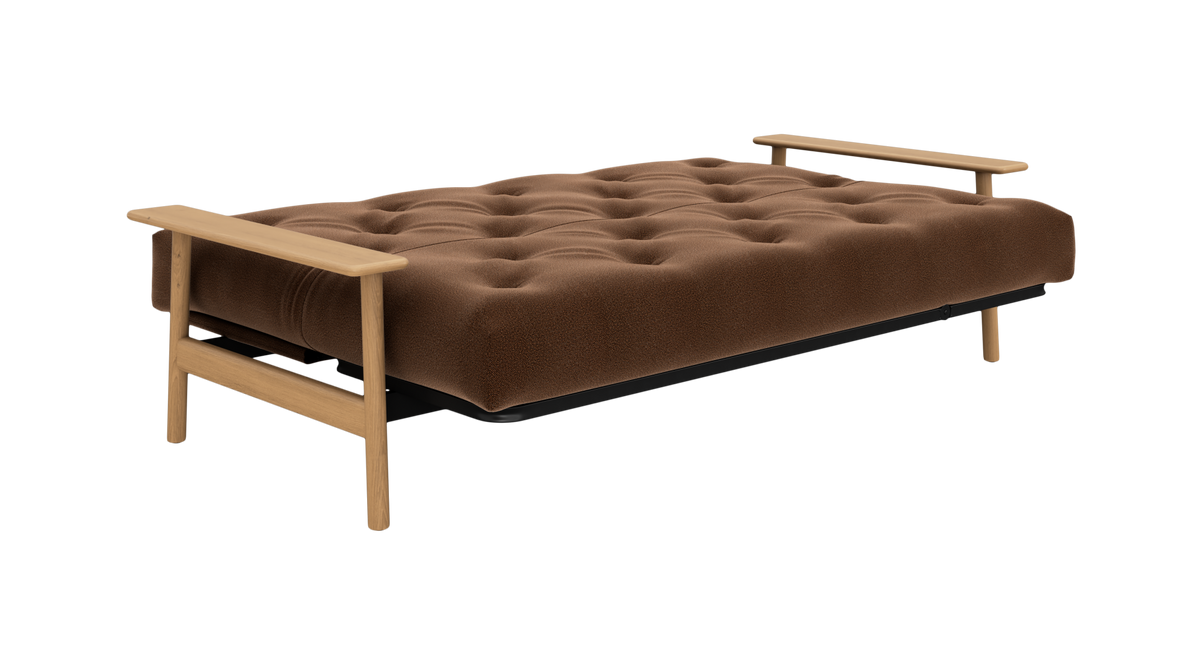 Brun, tufted sovesofa med lyse træarmlæn og ben, frilagt
