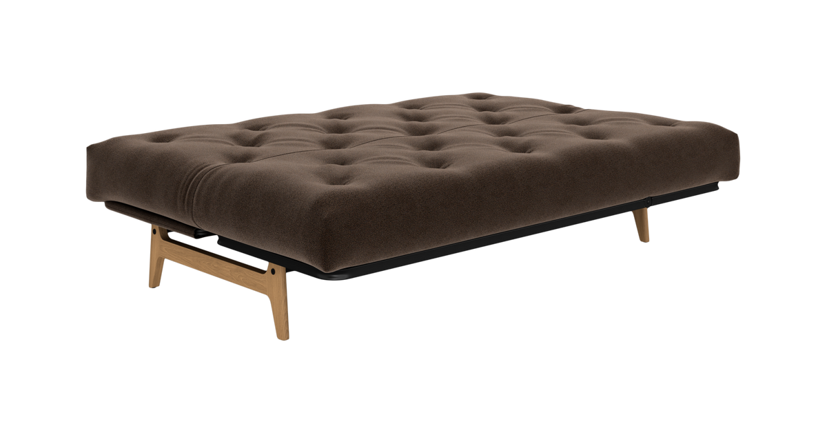 Brun tuftet sovesofa i udslået position med træben, frilagt på hvid baggrund.