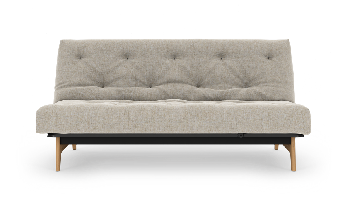 Beige, knappet 2-personers sofa med sort base og lyse træben, frilagt mod hvid baggrund i frontvisning.