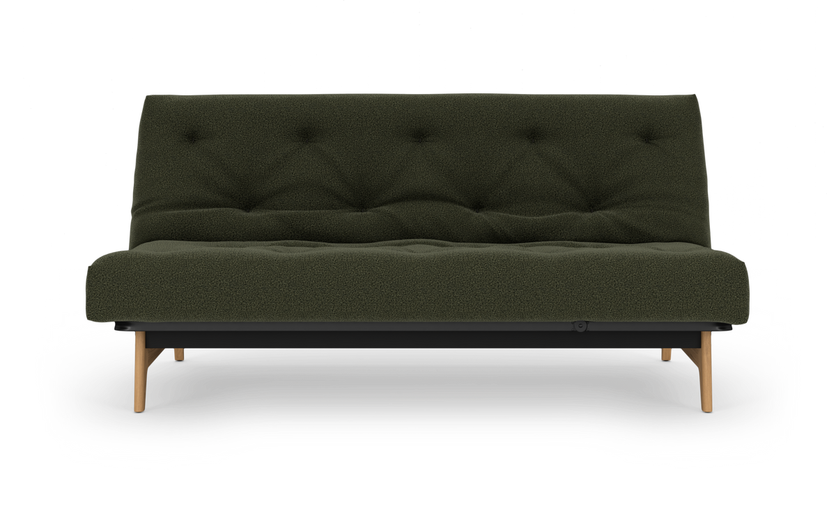Mørkegrøn sofa med træben, frontvisning på hvid baggrund.