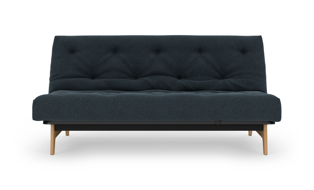 Mørkeblå tosædet sofa med træben set forfra på hvid studiobaggrund.