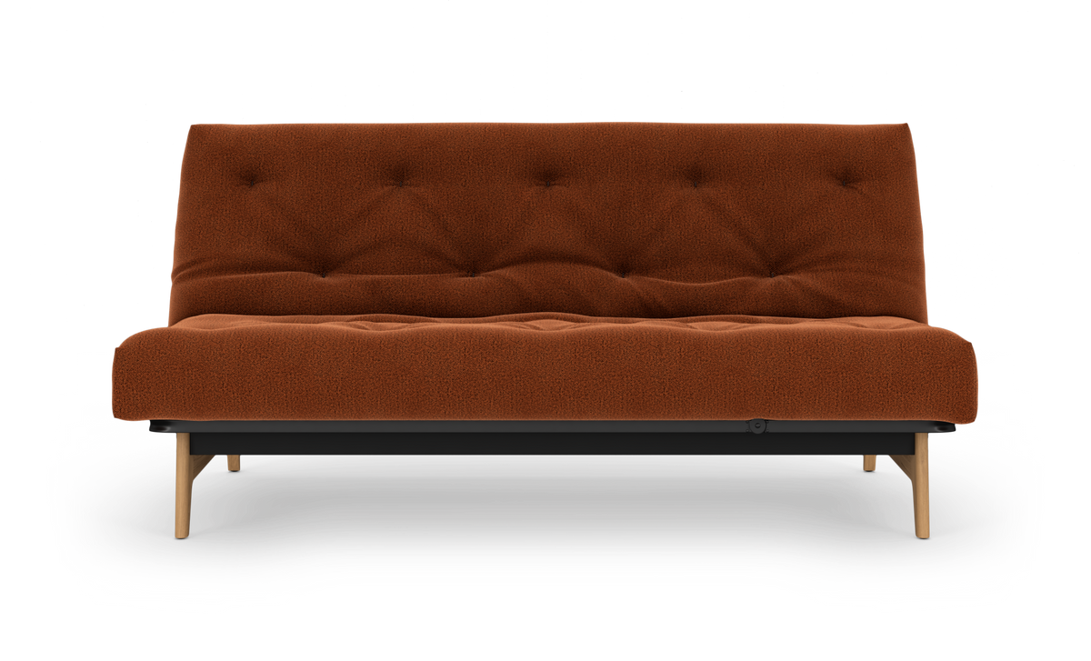 Frilagt frontbillede af en brun/orange 2-personers sofa med tuftet sæde og ryg samt lyse træben.